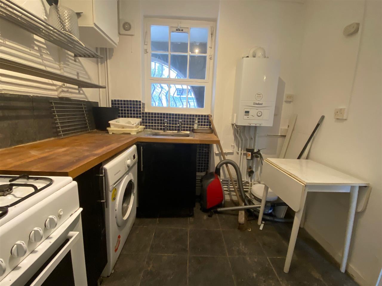 3 bed flat to rent in Phoenix Road  - Property Image 10