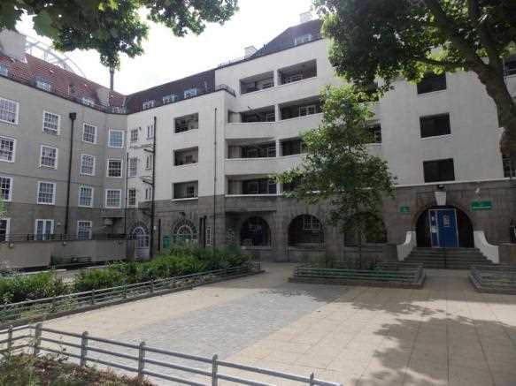 3 bed flat to rent in Phoenix Road 14