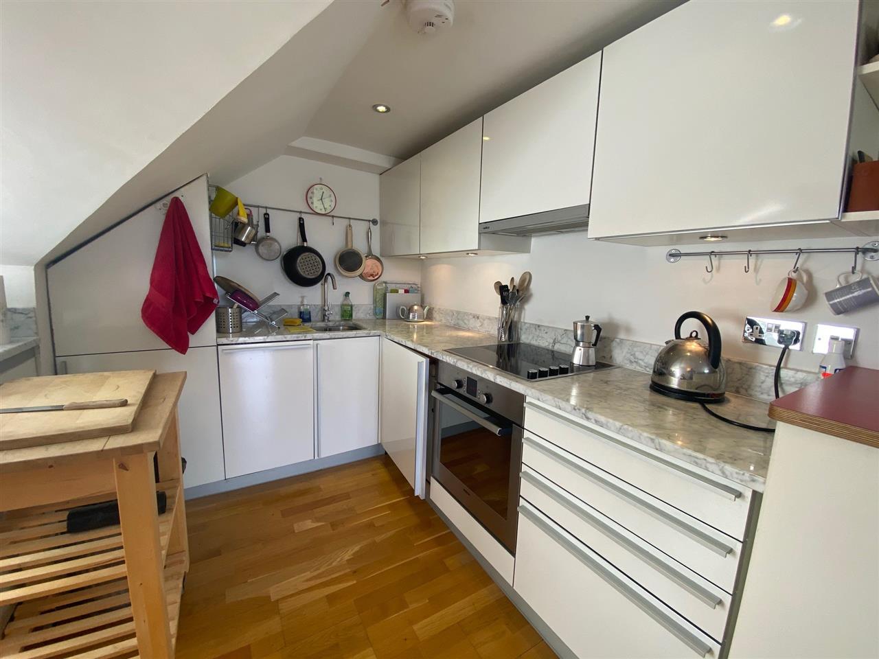 1 bed flat to rent in Leigh Road 5