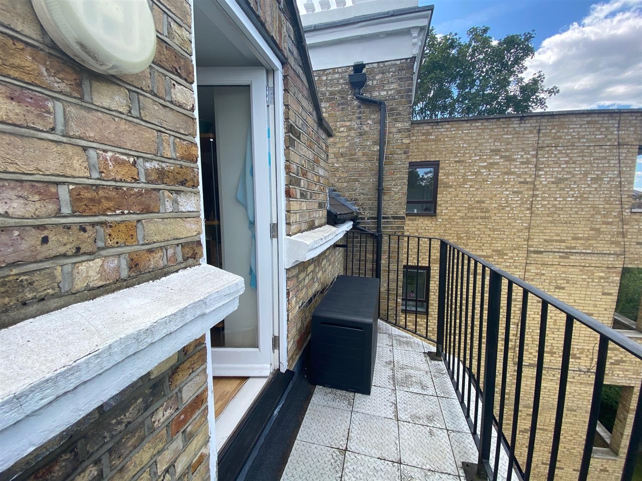 1 bed flat to rent in Leigh Road 12