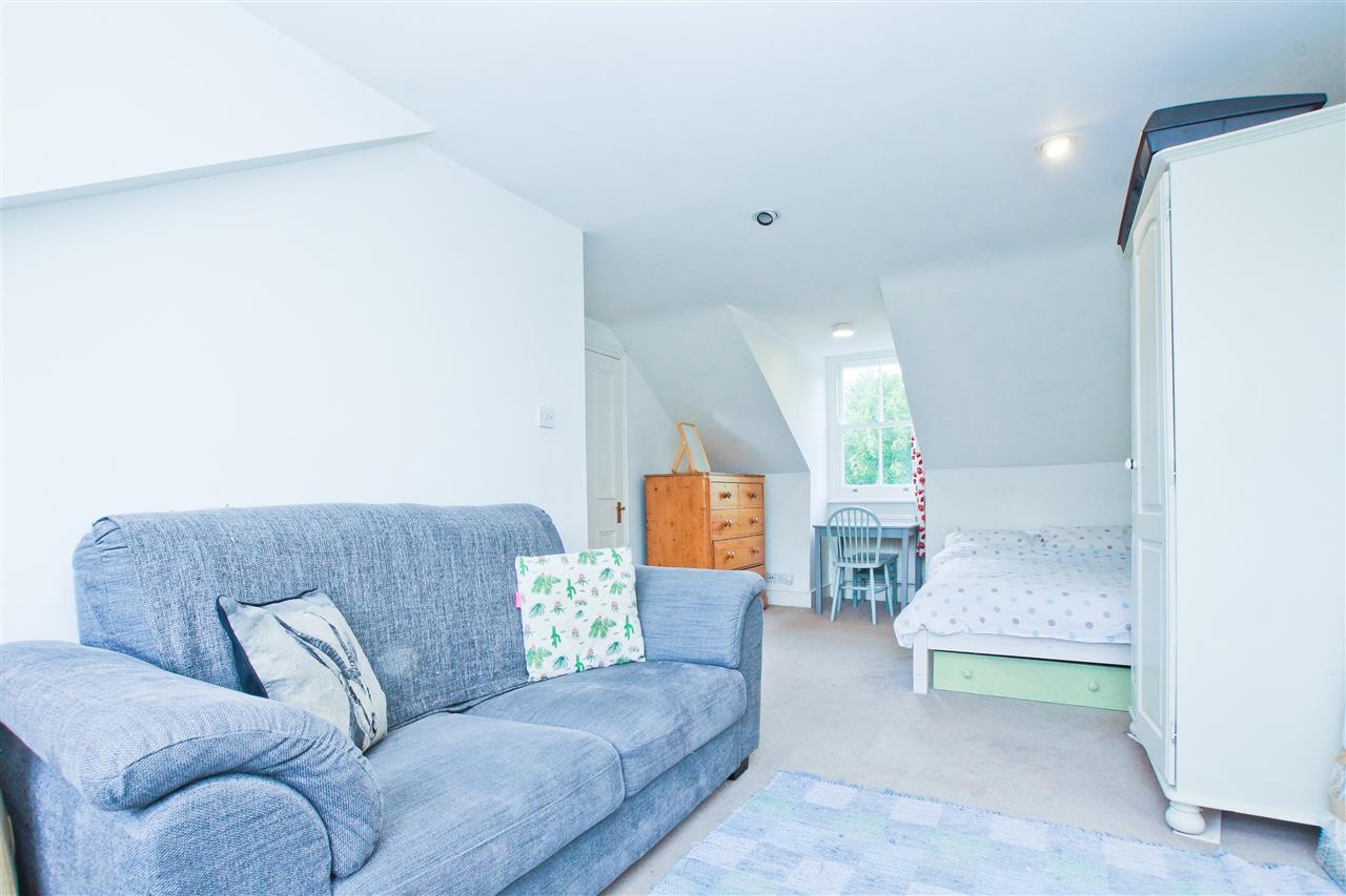 4 bed terraced house for sale in Hatchard Road  - Property Image 7