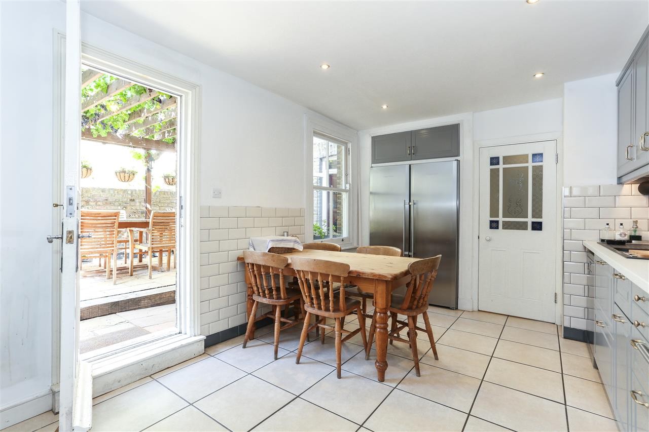 6 bed terraced house for sale in Brecknock Road  - Property Image 5