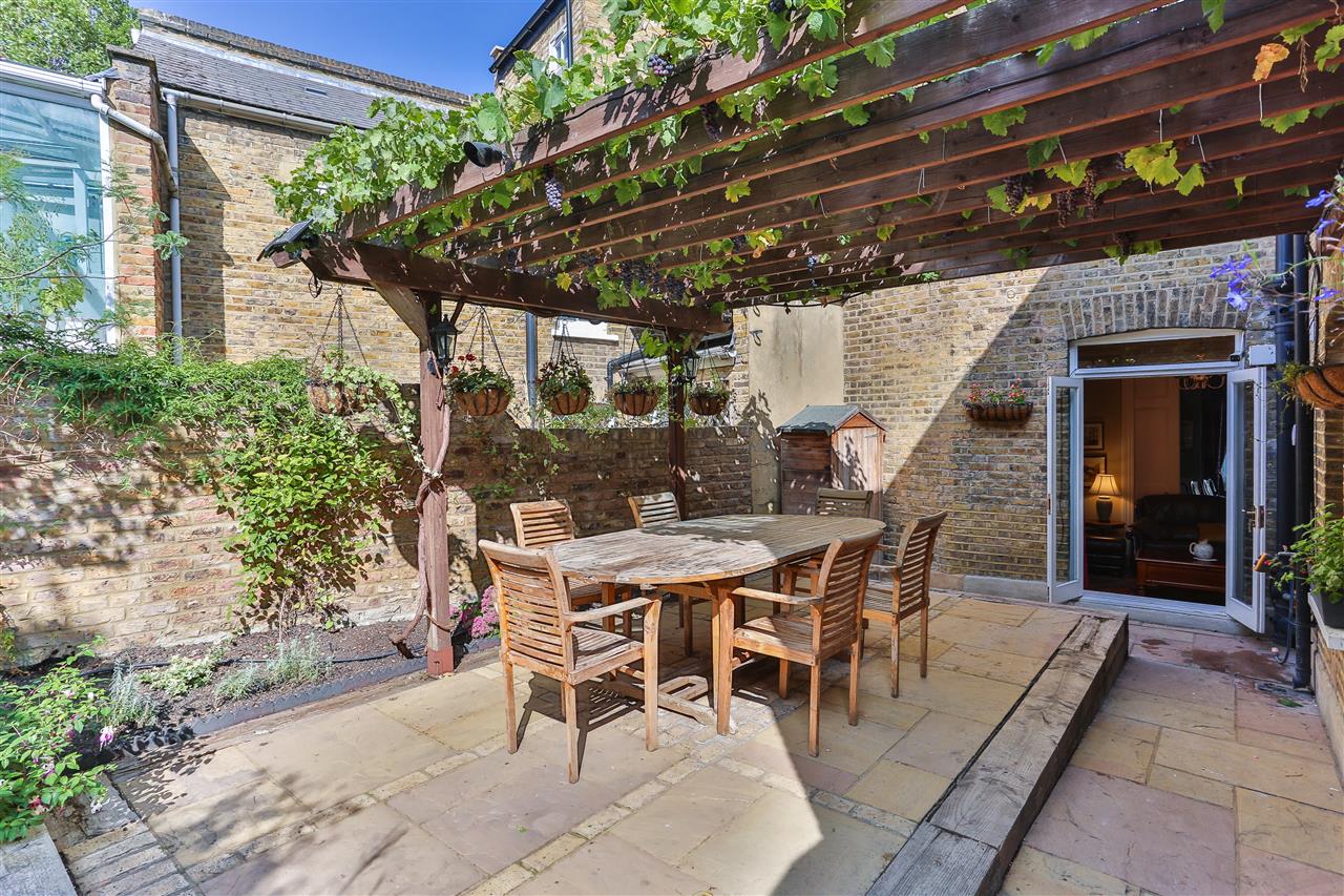 6 bed terraced house for sale in Brecknock Road  - Property Image 9