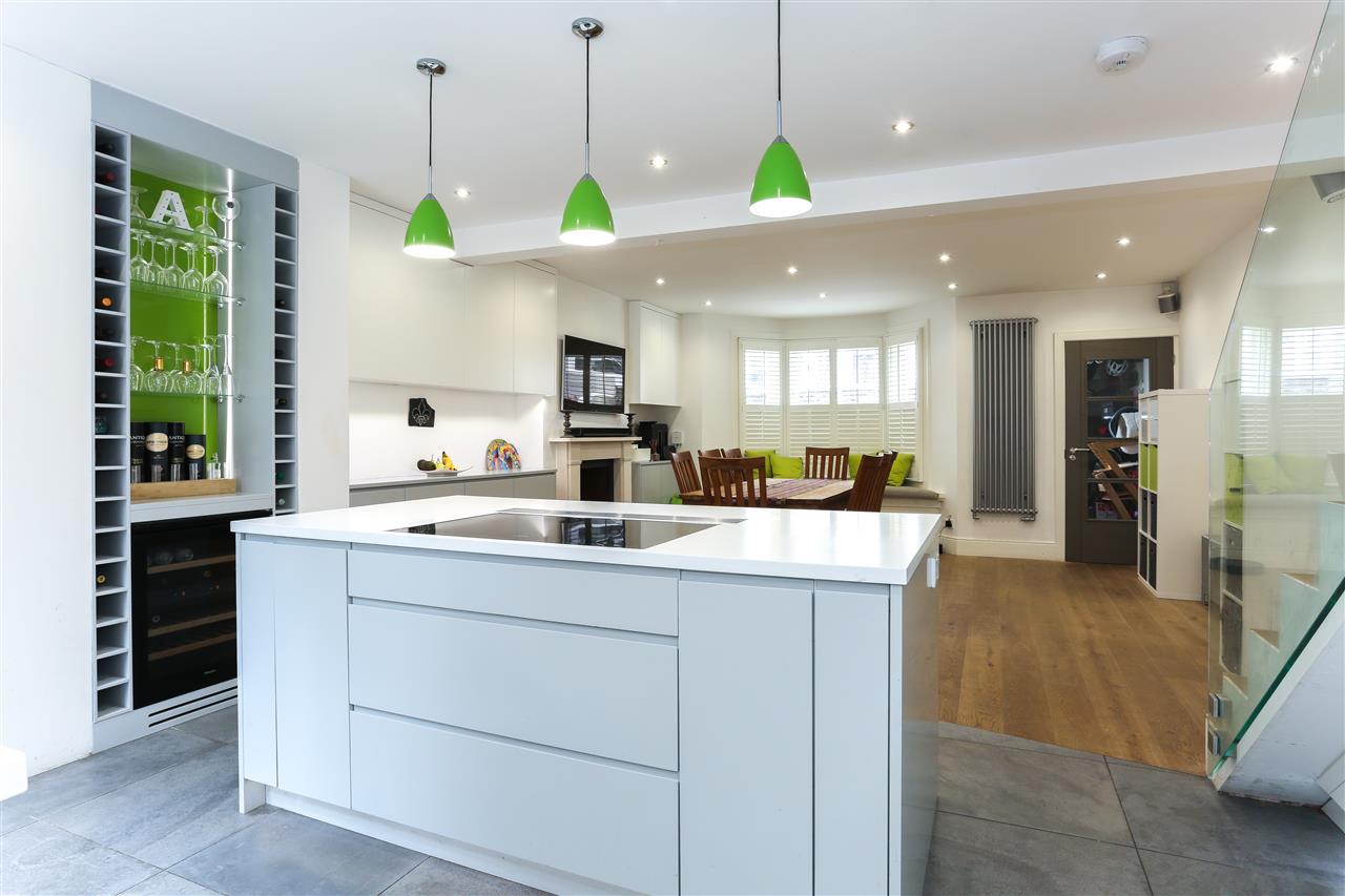 4 bed terraced house for sale in Hugo Road  - Property Image 5