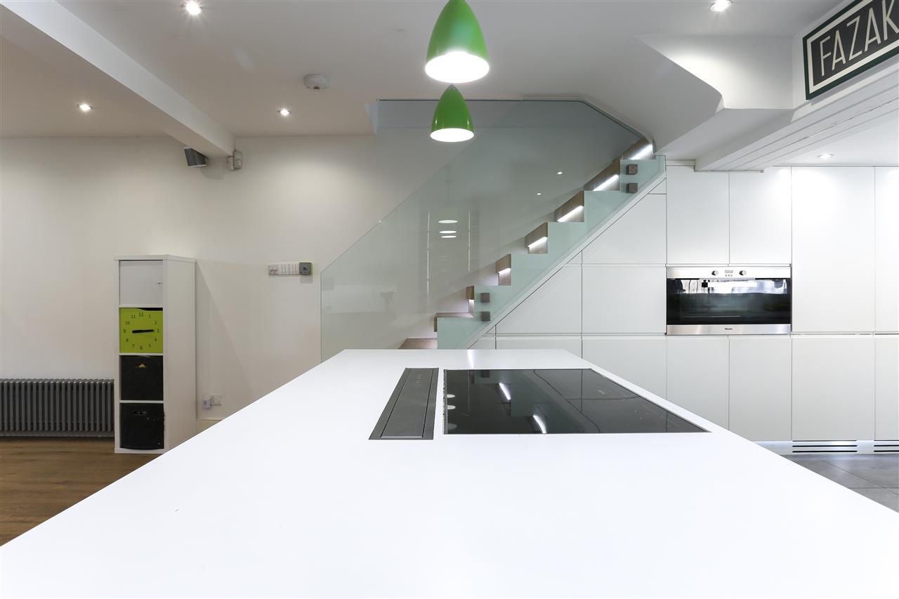 4 bed terraced house for sale in Hugo Road  - Property Image 9