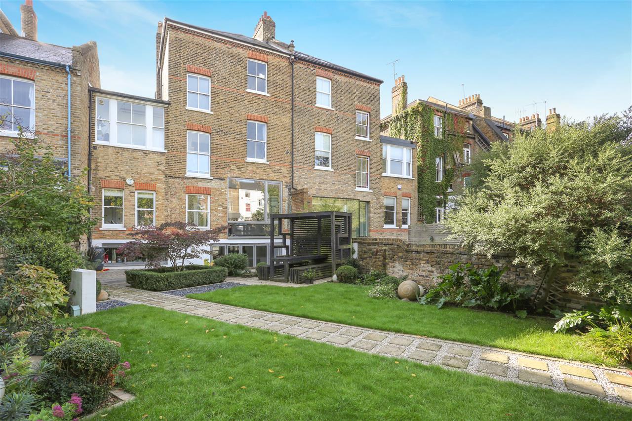 5 bed terraced house for sale in St George's Avenue 18