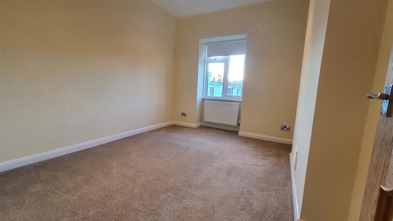 2 bed flat to rent in Edward Grove 2