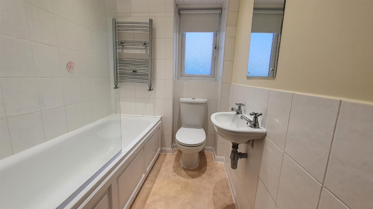 2 bed flat to rent in Edward Grove 6