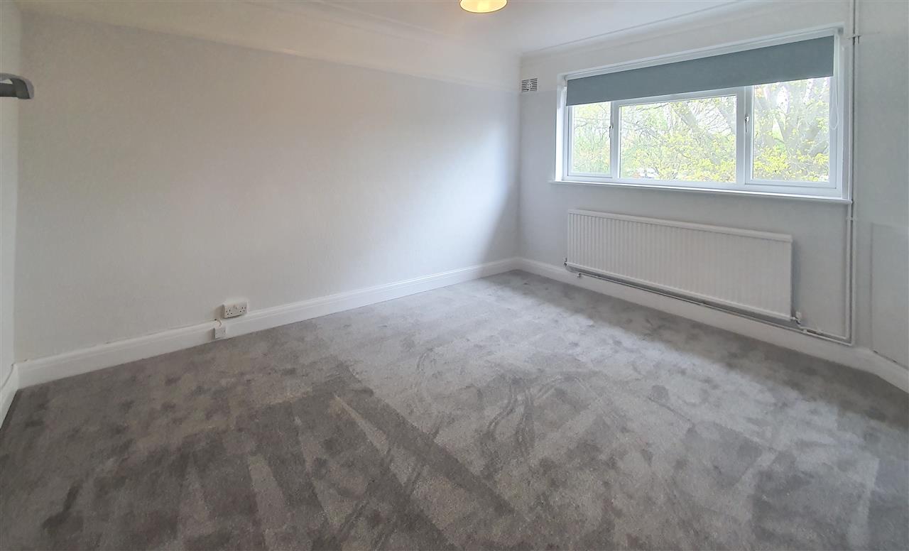 2 bed flat to rent in East Close  - Property Image 1