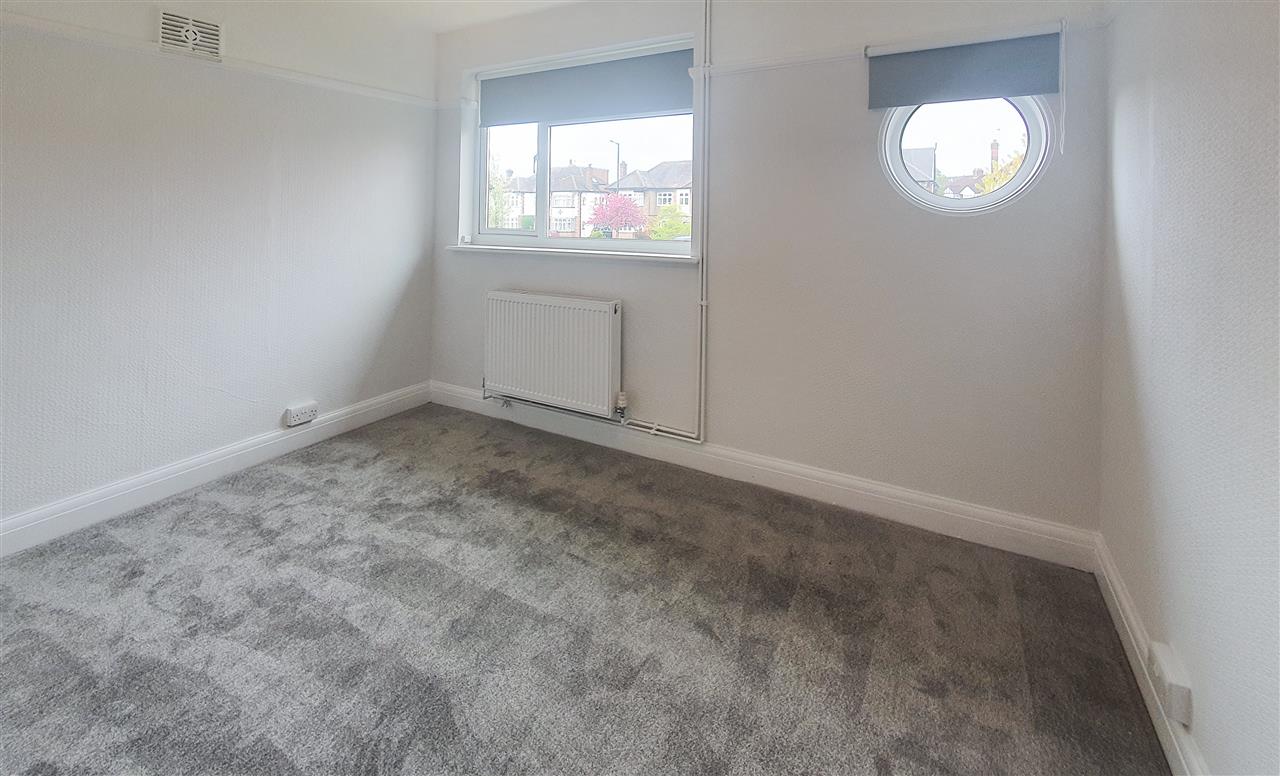 2 bed flat to rent in East Close 2