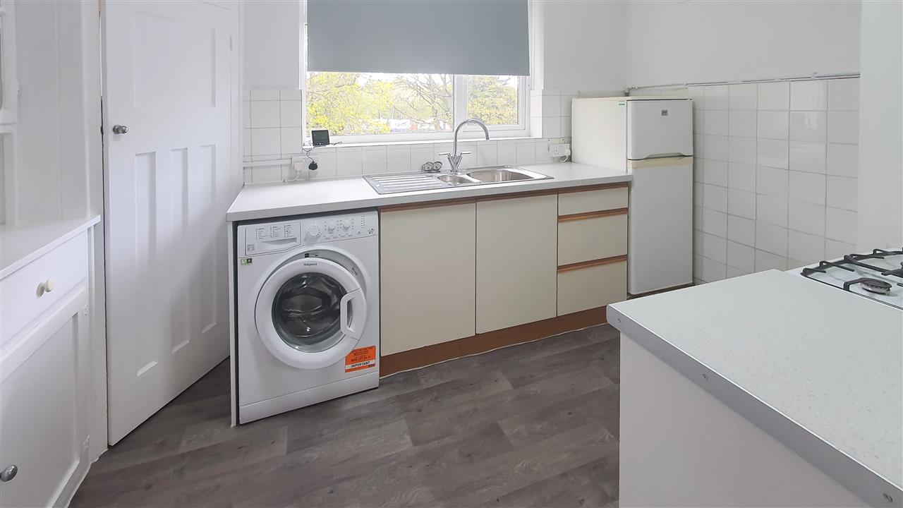 2 bed flat to rent in East Close 4