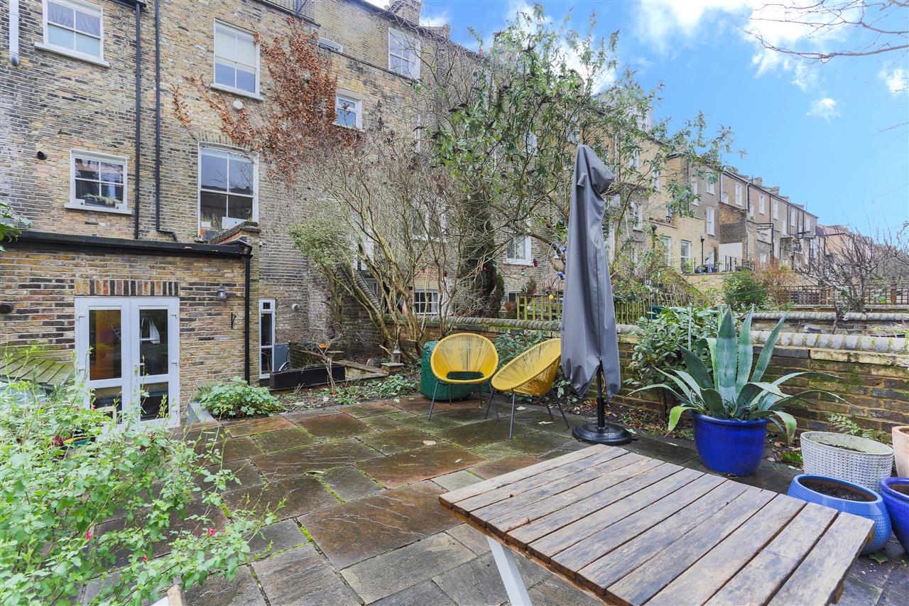 2 bed flat for sale in Tufnell Park Road 1