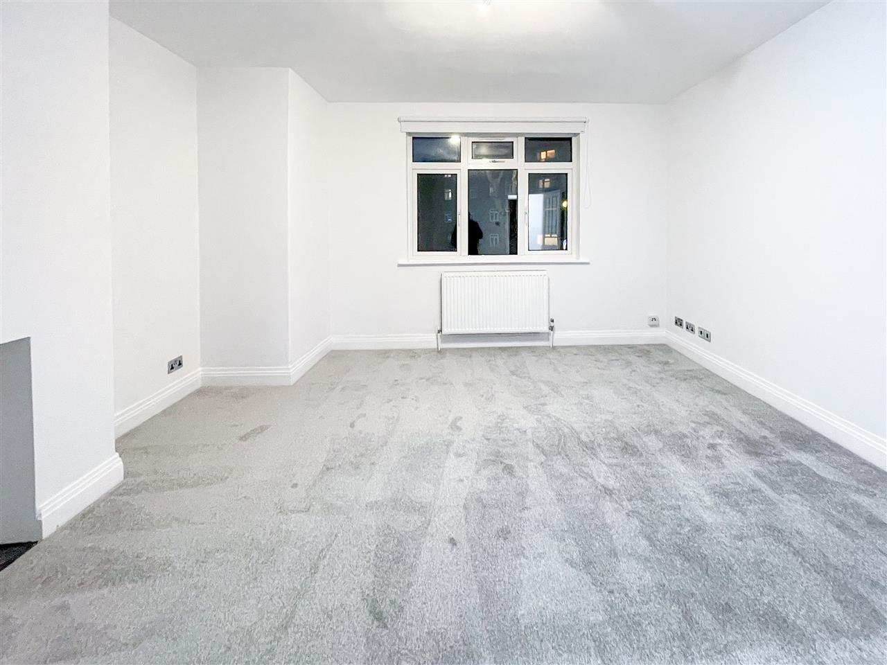 3 bed flat to rent in Waterfall Road 2