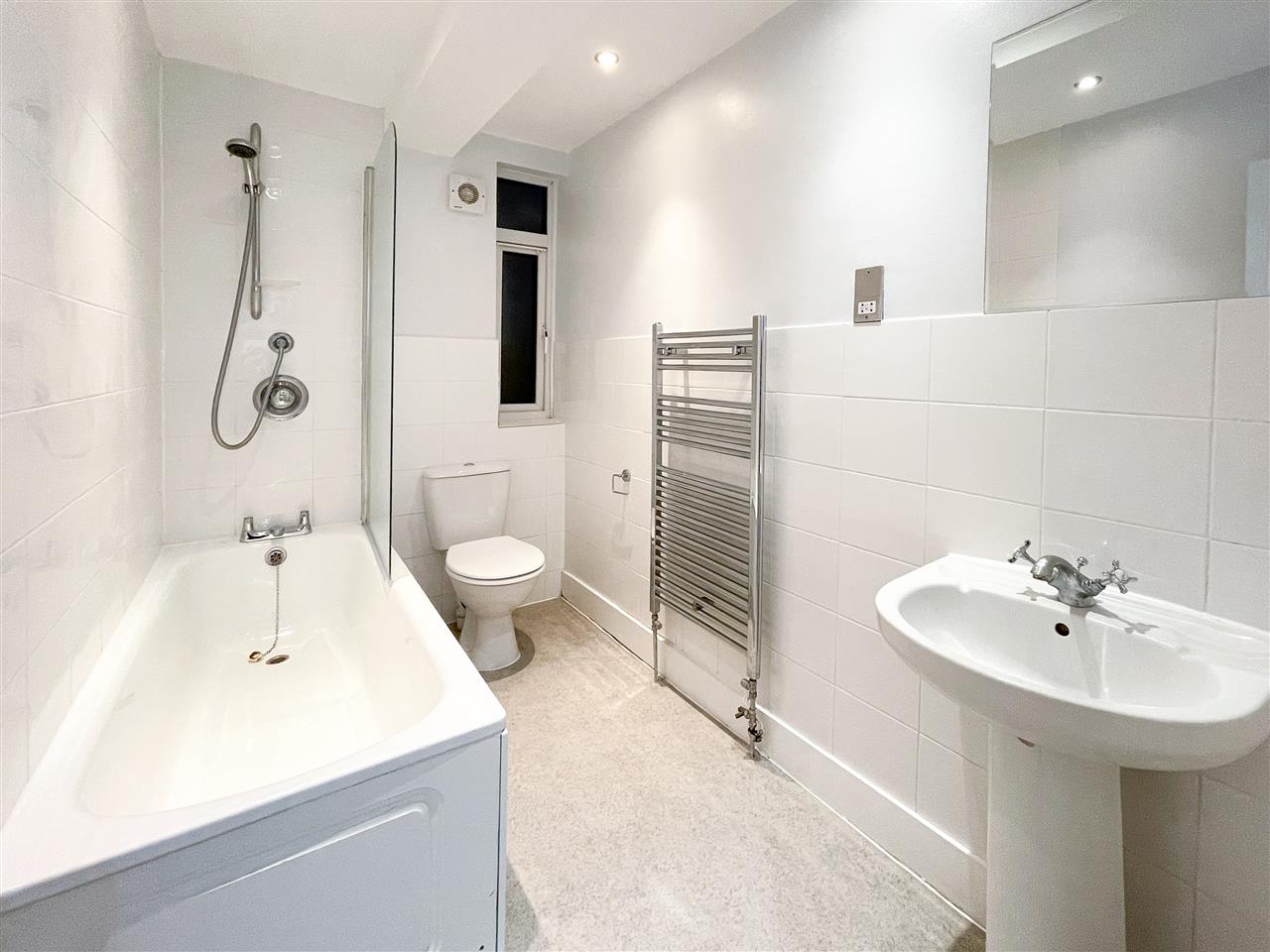 3 bed flat to rent in Waterfall Road 6