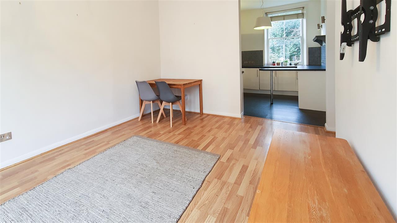 2 bed flat to rent  - Property Image 3