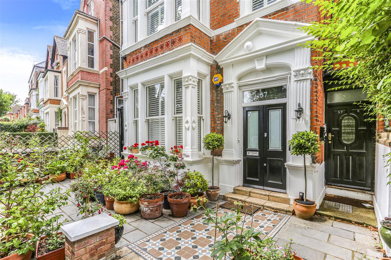 3 bed flat to rent in Mount View Road - Property Image 1