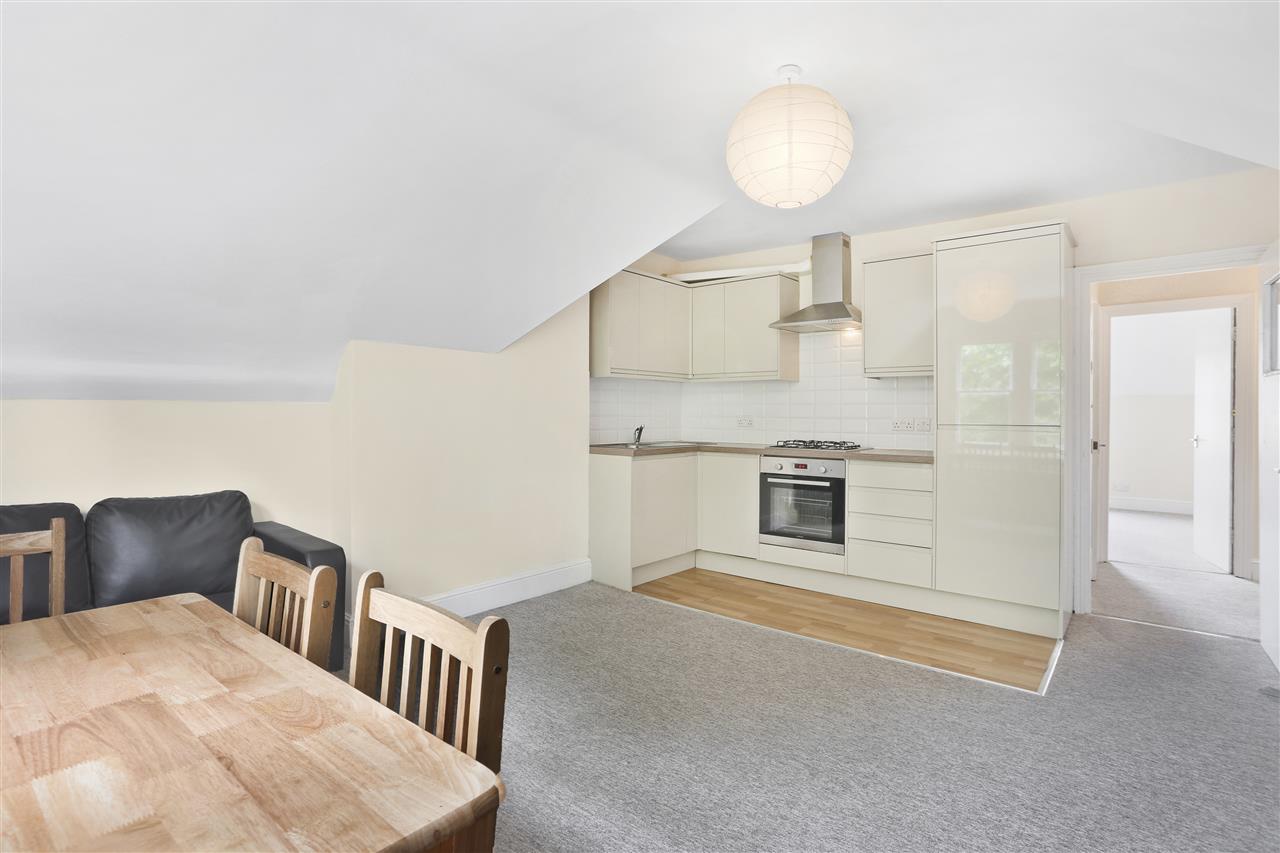 3 bed flat to rent in Mount View Road  - Property Image 2
