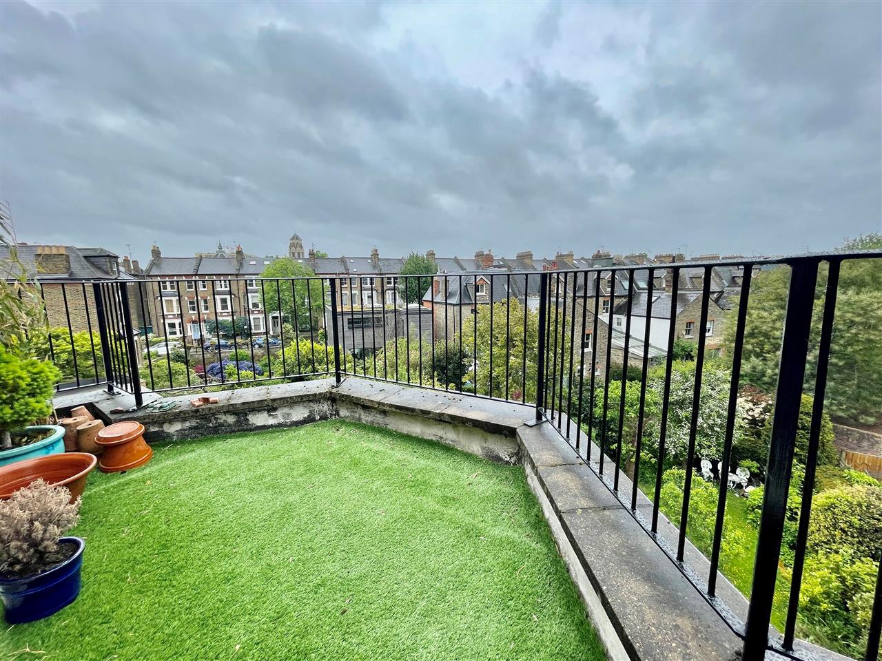 2 bed flat to rent in Yerbury Road 1