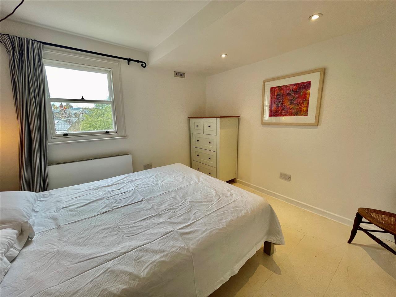 2 bed flat to rent in Yerbury Road 5