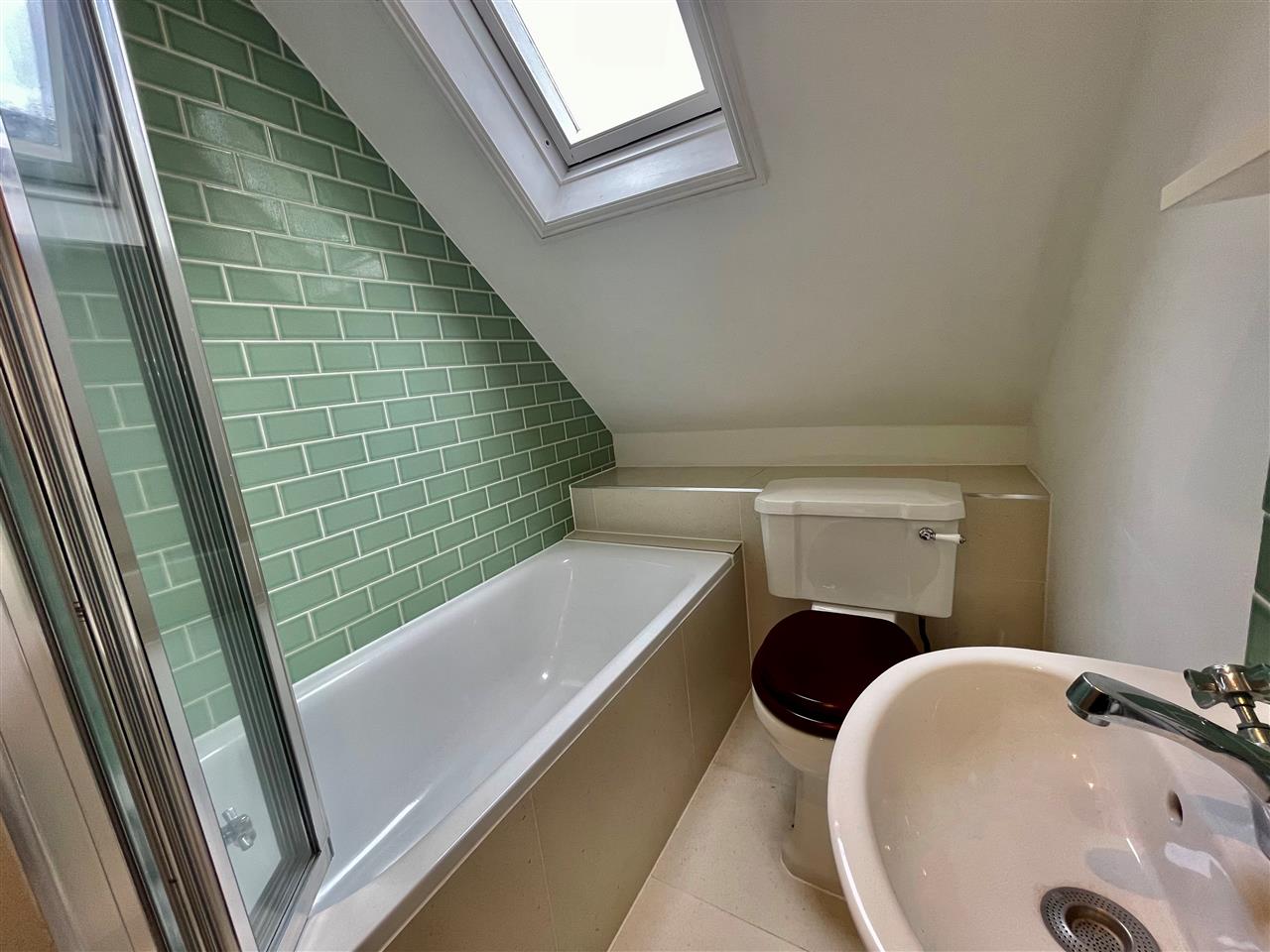 2 bed flat to rent in Yerbury Road 9