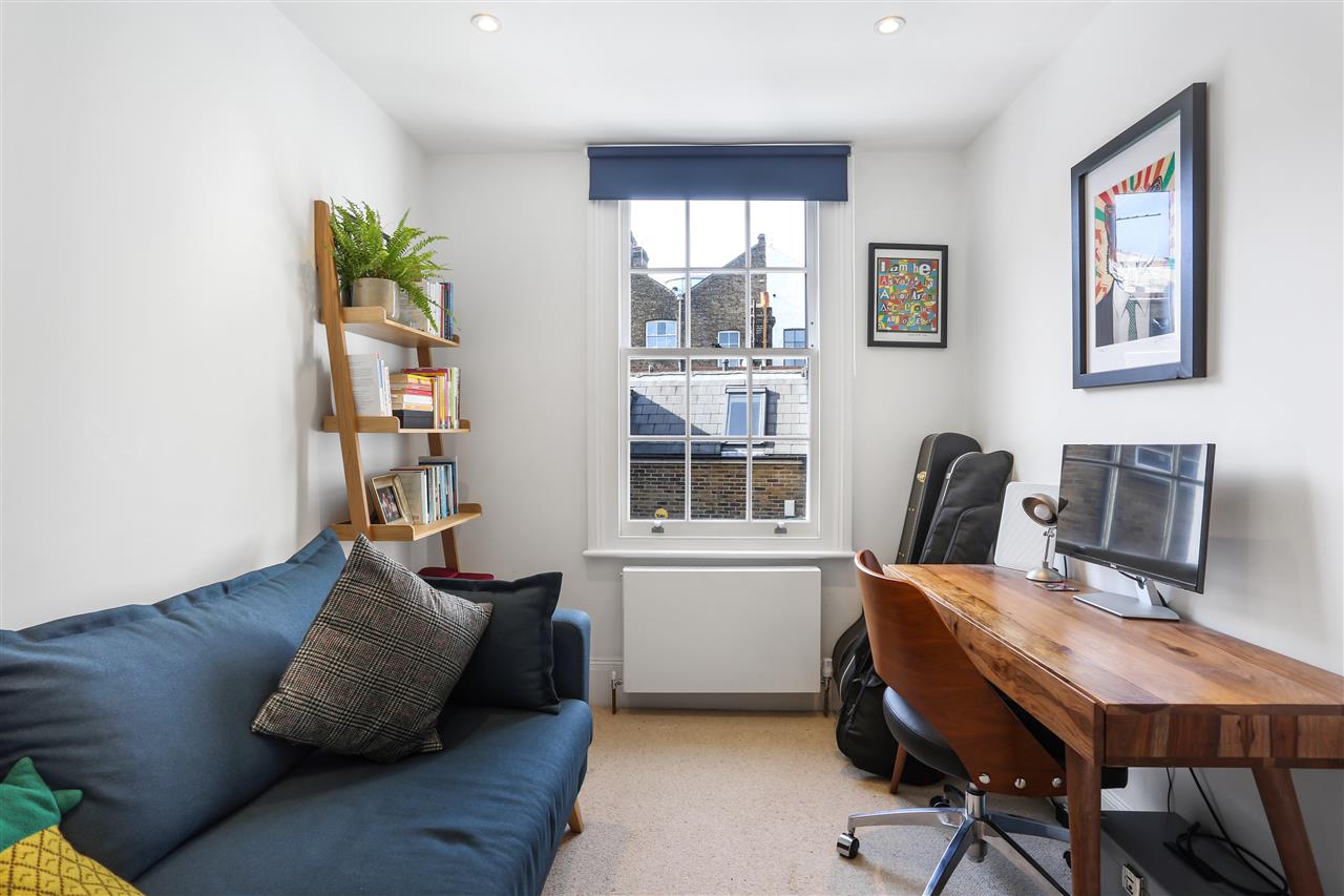 2 bed terraced house to rent in Fortess Grove 9