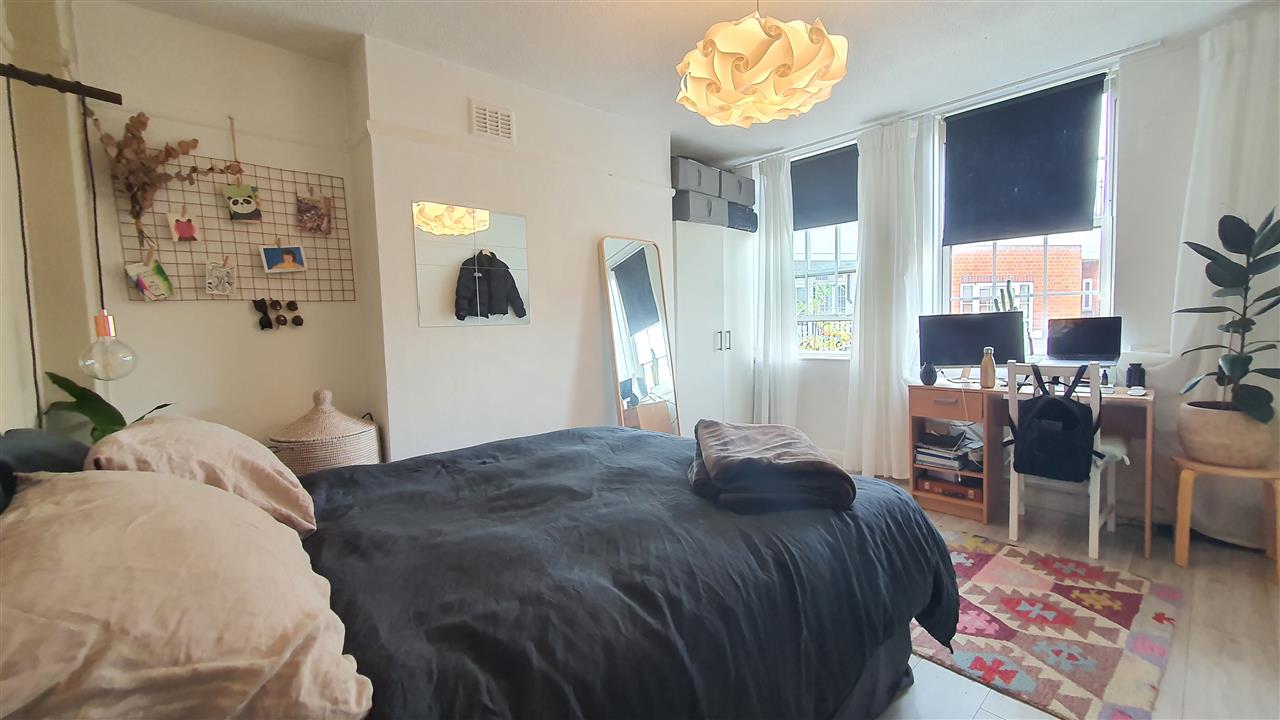 AVAILABLE FROM 16TH OCTOBER 2025 WITH AN HMO LICENCE! A well presented and spacious FURNISHED top floor apartment situated in a sought after location within very close proximity of Kentish Town's multiple shopping and transport facilities including (Northern Line) underground and overground ...