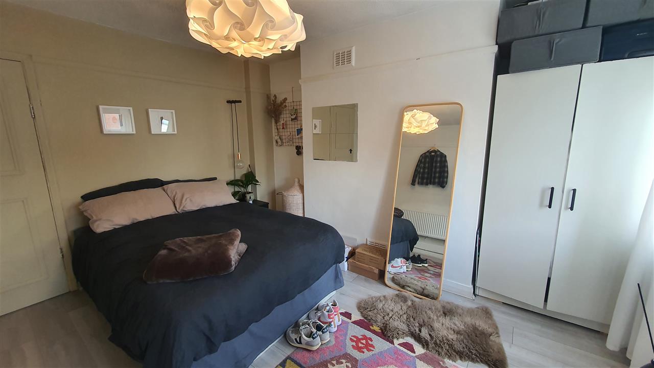 3 bed flat to rent in Prince Of Wales Road 1