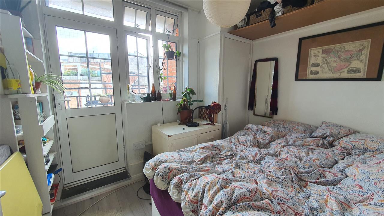 3 bed flat to rent in Prince Of Wales Road 5