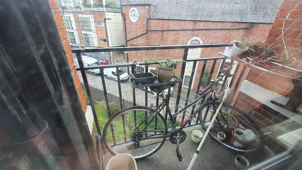 3 bed flat to rent in Prince Of Wales Road 6