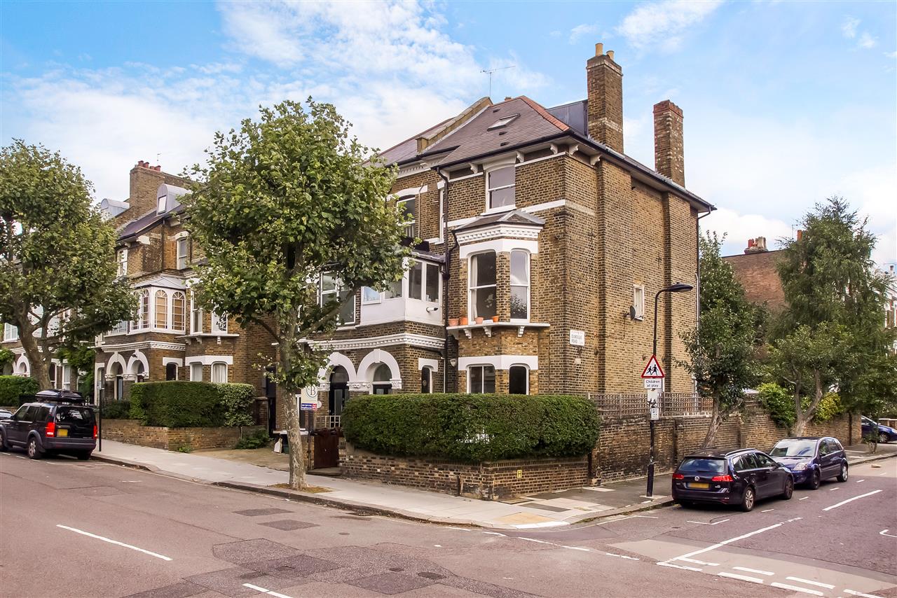 3 bed flat to rent in Lady Margaret Road 10