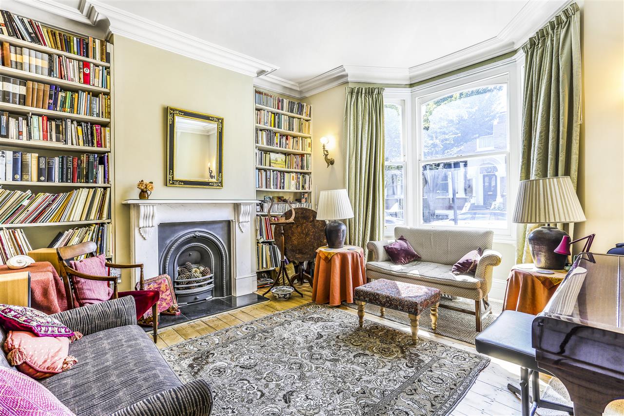 4 bed end of terrace house for sale in Hugo Road  - Property Image 2