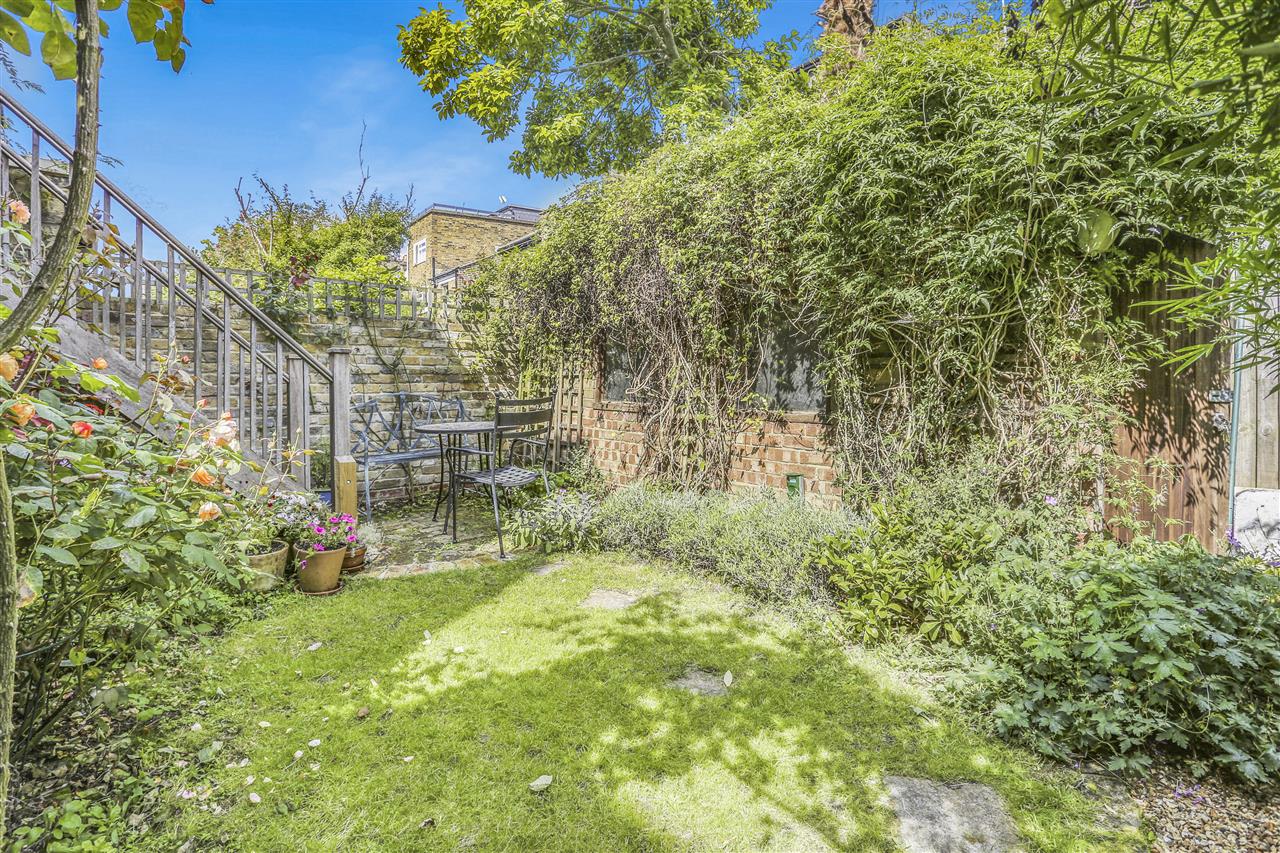 4 bed end of terrace house for sale in Hugo Road  - Property Image 4