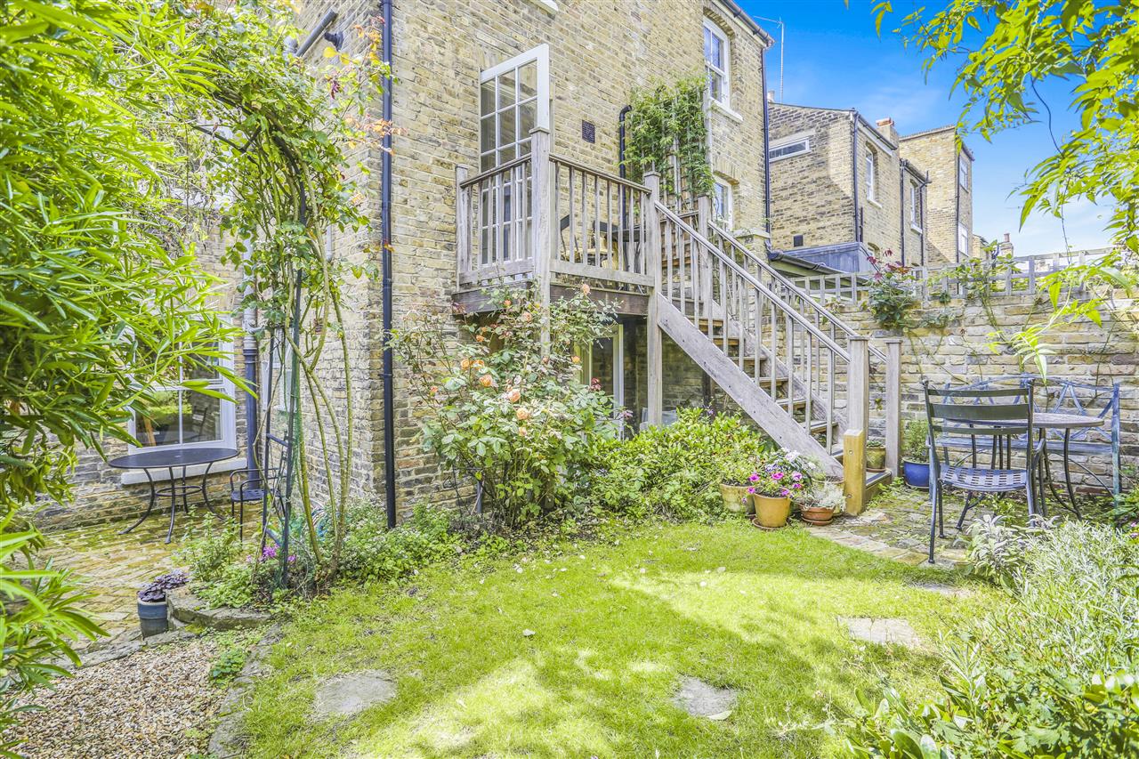 4 bed end of terrace house for sale in Hugo Road  - Property Image 5