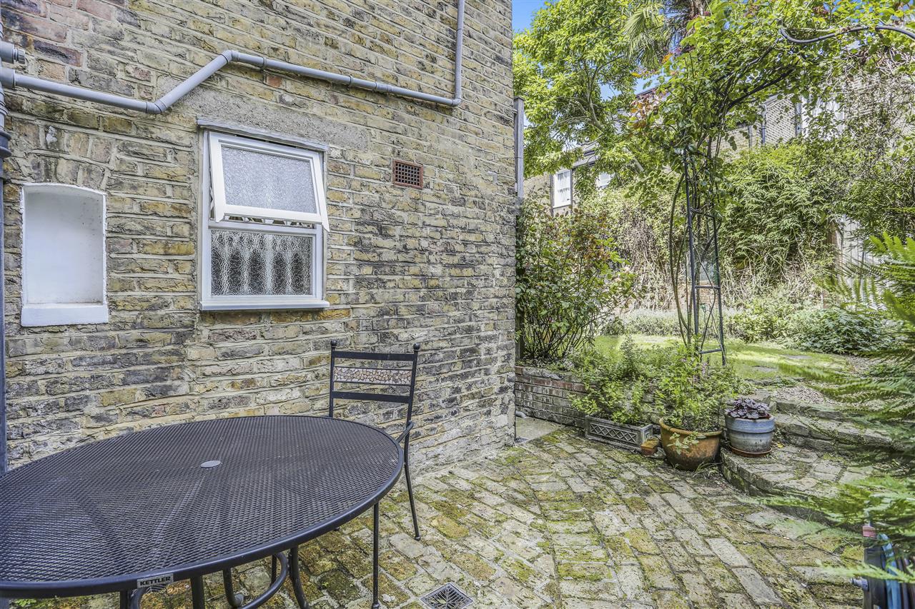 4 bed end of terrace house for sale in Hugo Road  - Property Image 6