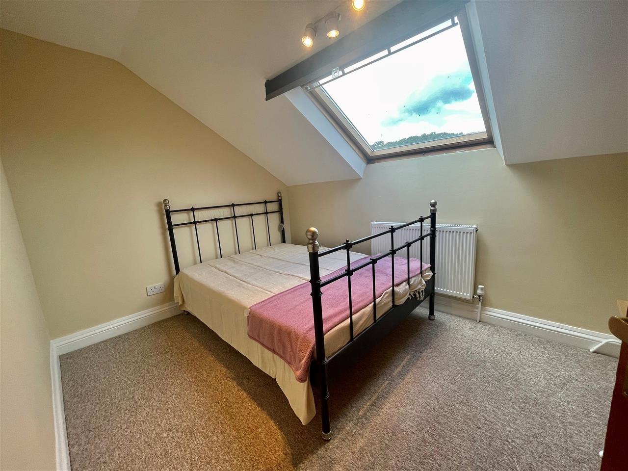 2 bed flat to rent 4