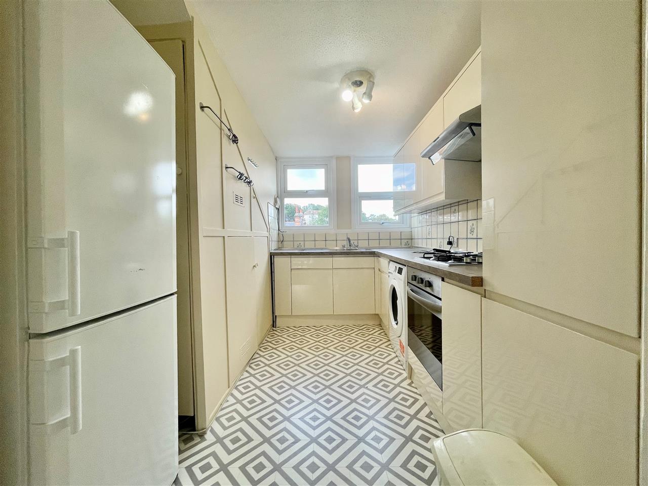 2 bed flat to rent  - Property Image 6