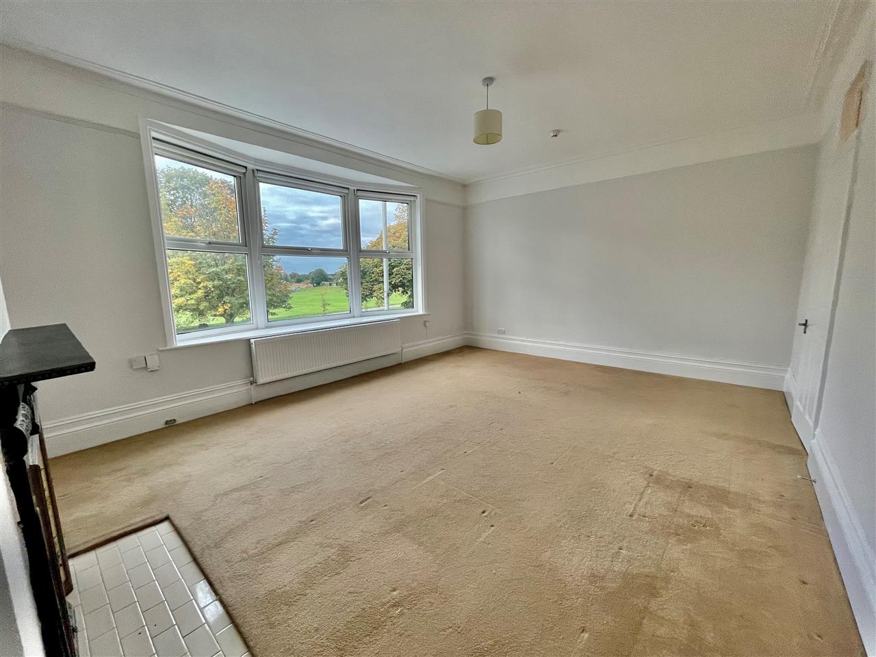 2 bed flat to rent in Aldermans Hill 1