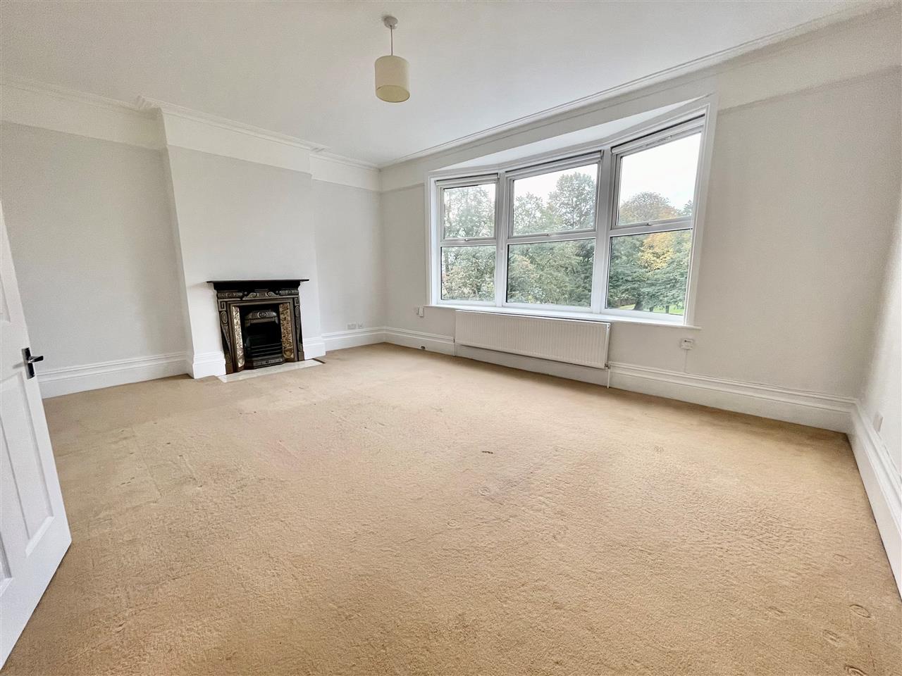 2 bed flat to rent in Aldermans Hill 2