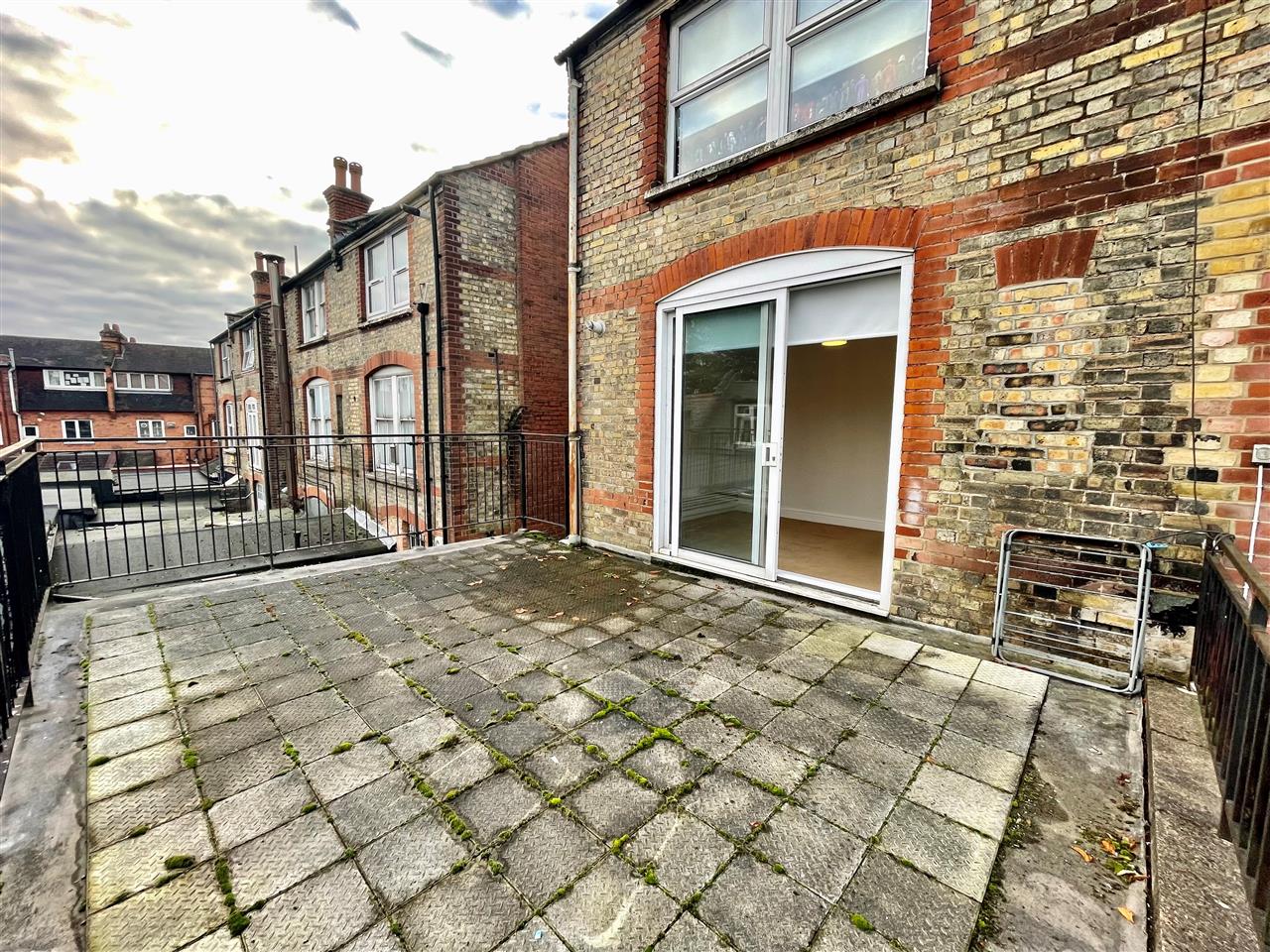 2 bed flat to rent in Aldermans Hill 3