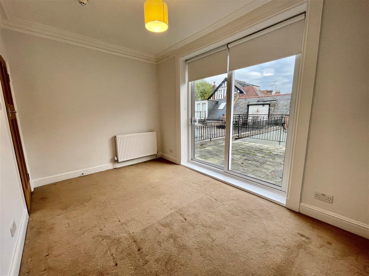 2 bed flat to rent in Aldermans Hill 4