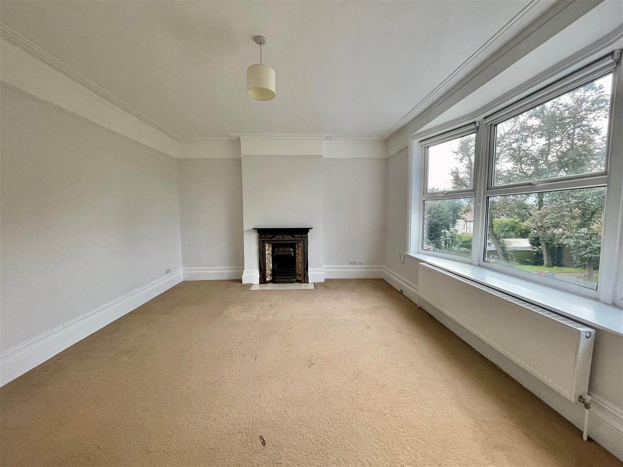 2 bed flat to rent in Aldermans Hill 6