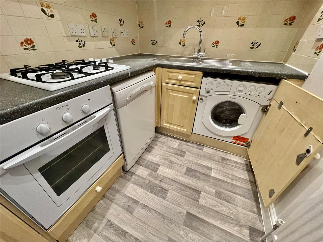2 bed flat to rent in Aldermans Hill  - Property Image 8