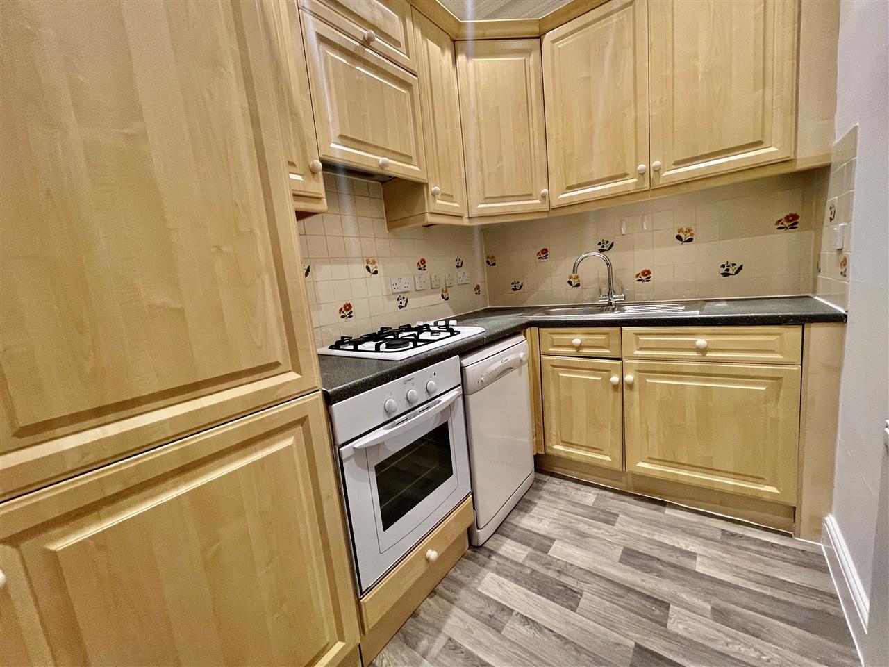 2 bed flat to rent in Aldermans Hill  - Property Image 9