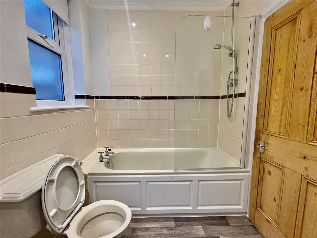 2 bed flat to rent in Aldermans Hill 9