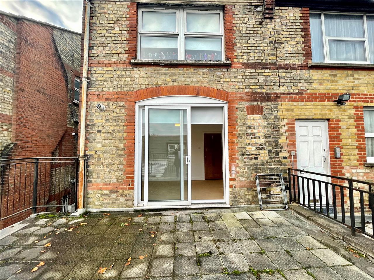 2 bed flat to rent in Aldermans Hill  - Property Image 12