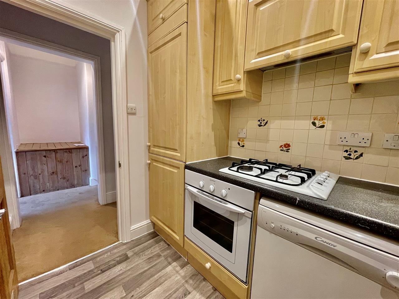 2 bed flat to rent in Aldermans Hill 13