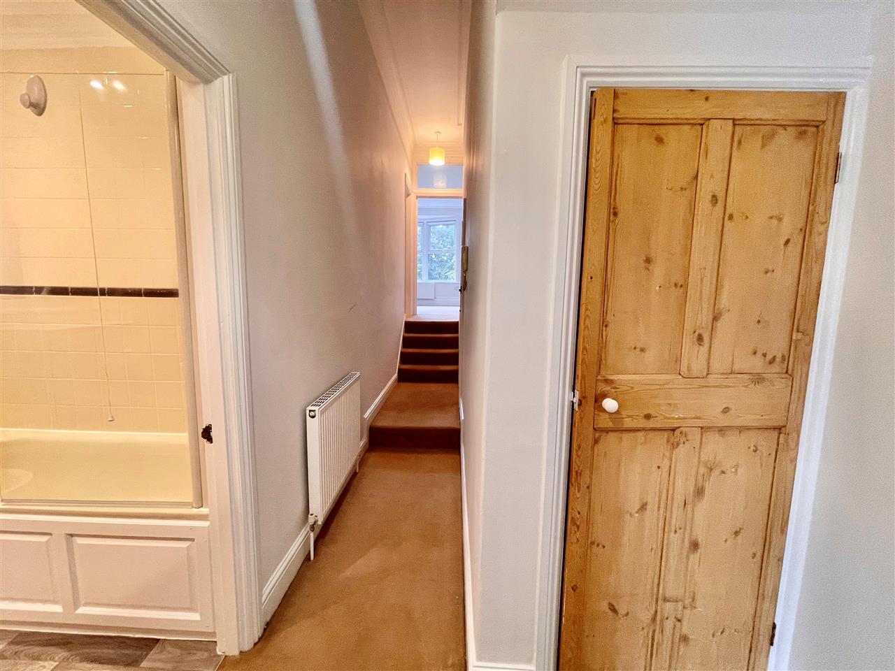 2 bed flat to rent in Aldermans Hill 17