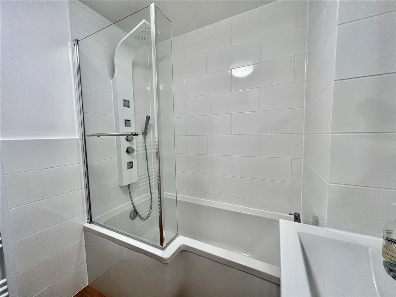 2 bed flat to rent in Lady Margaret Road 13