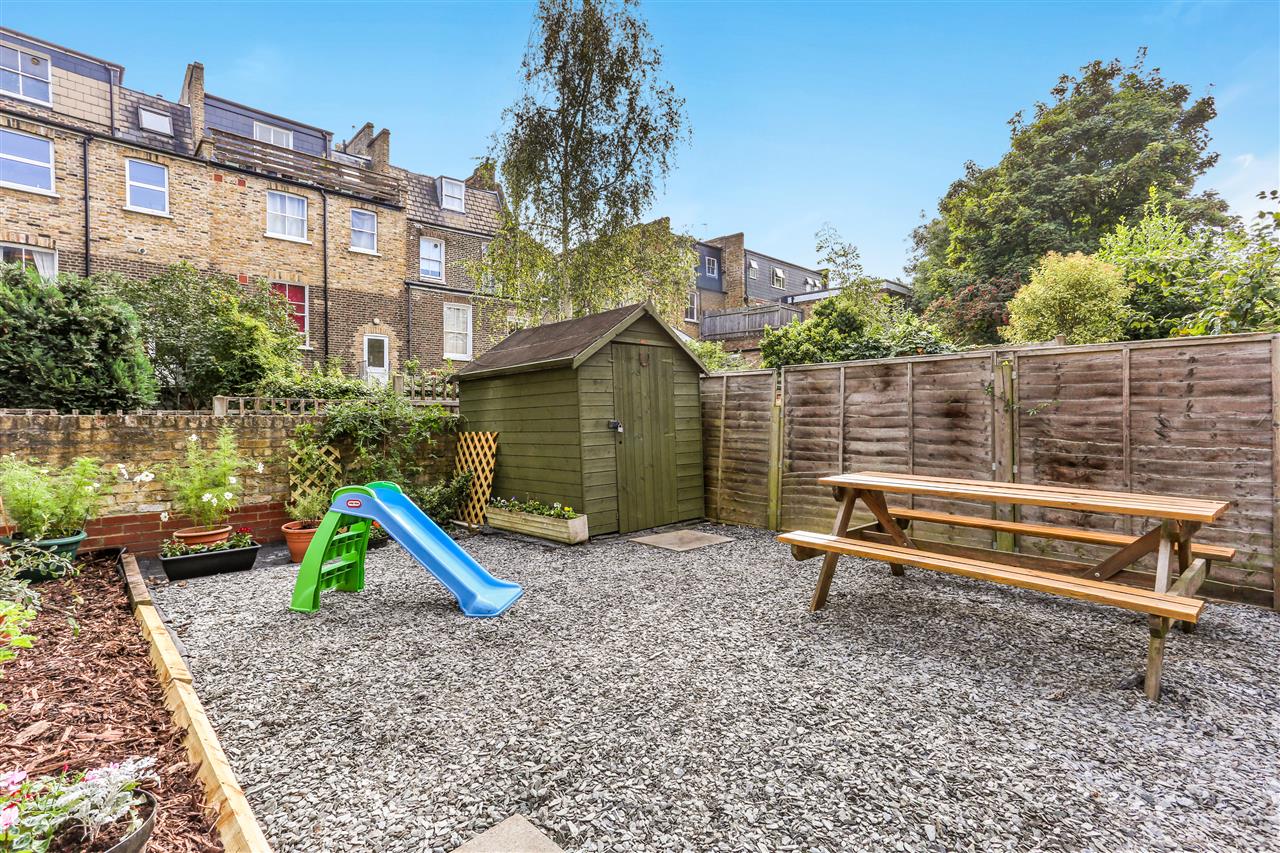 2 bed flat for sale in Marlborough Road 1