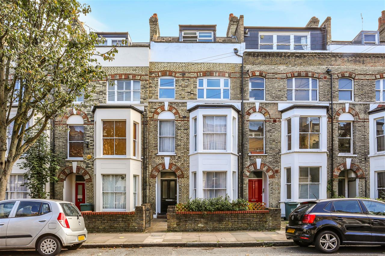 2 bed flat for sale in Marlborough Road  - Property Image 3